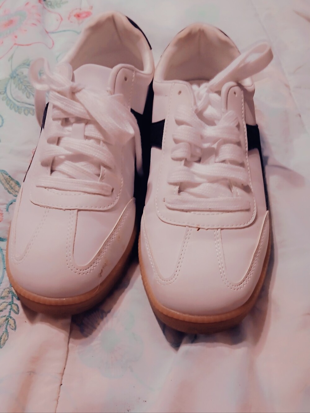 No Boundaries Ladies White Leather Sneakers with Black Side Stripe. Size 9.5